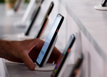 pakistans-mobile-phone-sector-is-on-the-verge-of-collapse