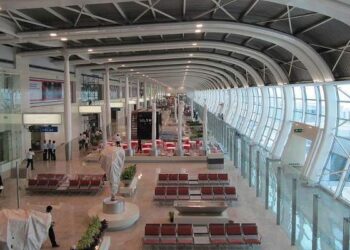 Karachi airport's 3 anti-theft signs removed by authorities