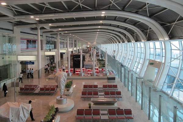 Karachi airport's 3 anti-theft signs removed by authorities