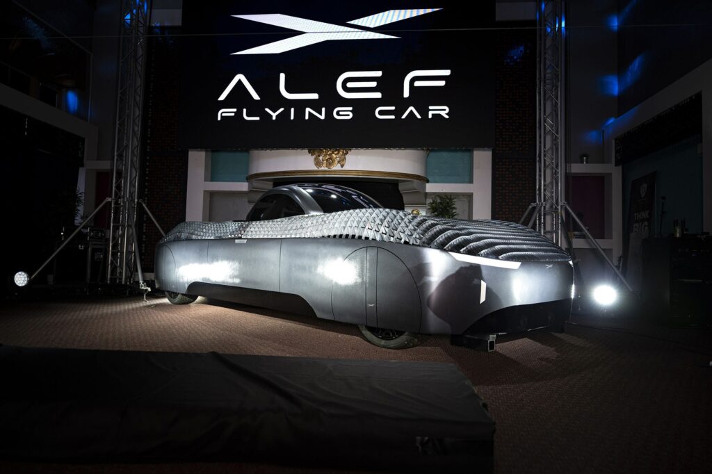 worlds-1st-electric-flying-car-to-take-off-with-177km-h