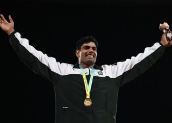 Arshad Nadeem returns to Pakistan, gets a hero's welcome