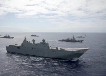 Australian Minister visit Philippines & watch military drill