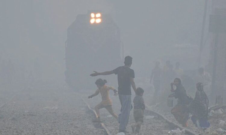 Pakistan dangerous air pollution shorten lives by 7 years