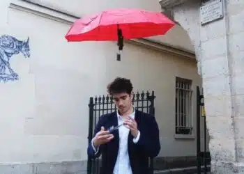 self-flying-umbrella-keeps-your-hands-free-follows-users