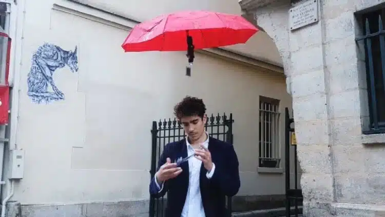 self-flying-umbrella-keeps-your-hands-free-follows-users