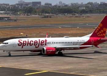 indian-plane-did-emergency-landing-at-karachi-airport