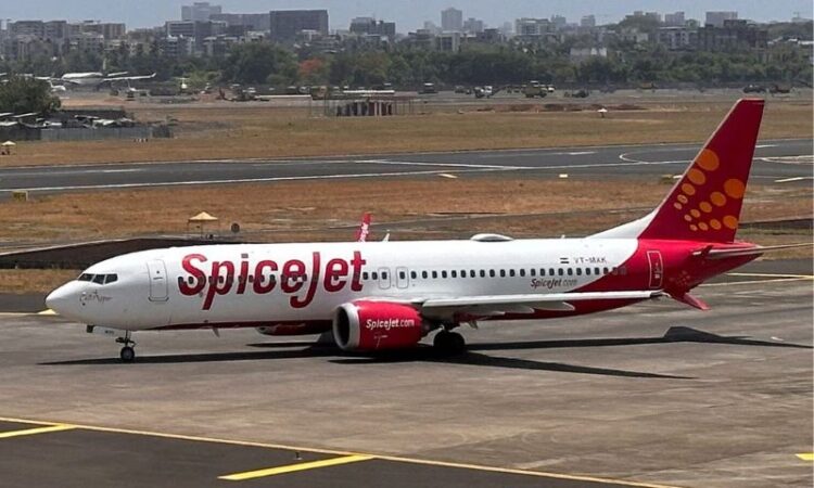 indian-plane-did-emergency-landing-at-karachi-airport