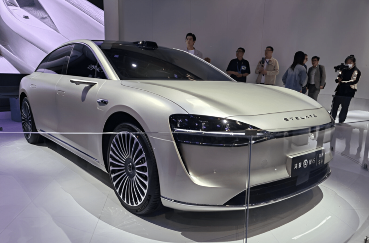 huaweis-smart-car-sparkles-up-the-beijing-auto-show