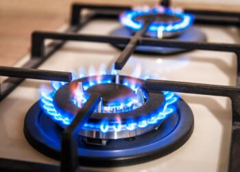 IMF demands Pakistan to increase gas prices now