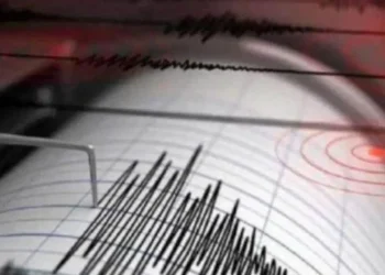 Earthquake panic people in Karachi