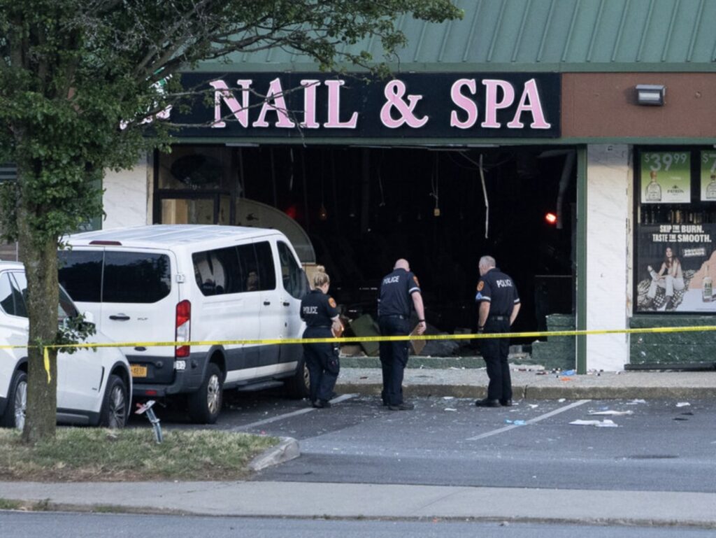 Horrific minivan crash kills 4 people at the nail salon