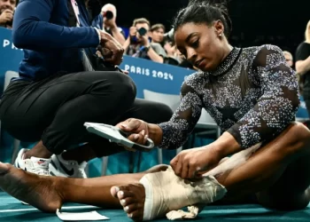 Biles injures leg but delivers amazing performance at Olympics
