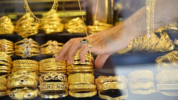 Gold prices surge in Pakistan hitting new highs