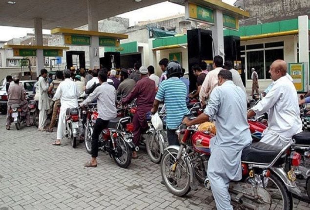 Govt to split petroleum dealers with new commissions