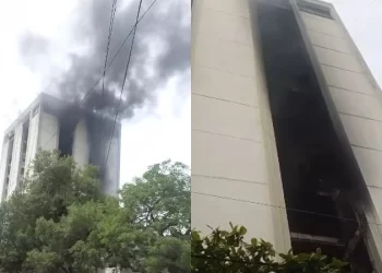 Major fire breaks out at Kashif Center in Karachi