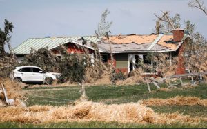 Tornado in central Alberta damages homes