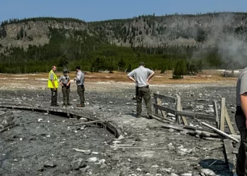 Yellowstone thermal explosion shocks, park areas now closed