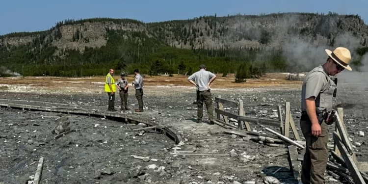 Yellowstone thermal explosion shocks, park areas now closed