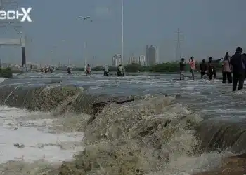 Karachi Underwater: Malir River and M-9 Motorway Hit by Flooding